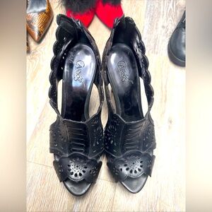 Carlos Santana Peep Toe Solid Black Zip In Back Size 7.5M Strappy Cuban Heel